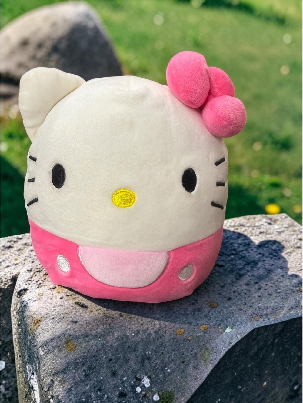 Squishmallows Sanrio Hello Kitty Pink Overalls Plush Pink Bow Kellytoy